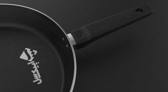 موکاپ لوگو روی ماهیتابه