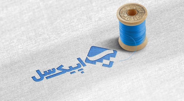 موکاپ لوگو دوخت شده روی پارچه بهمراه قرقره نخ