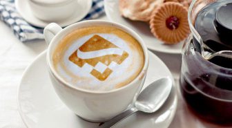 موکاپ لوگو روی فنجون قهوه