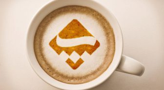 موکاپ لوگو روی فنجون قهوه