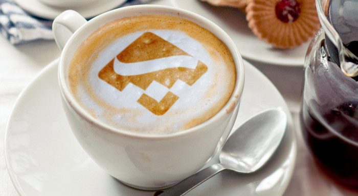 موکاپ لوگو روی فنجون قهوه