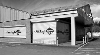 موکاپ لوگو جلو و روی کرکره مغازه