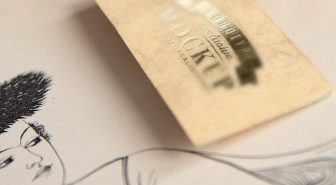 موکاپ لوگو طلایی روی کارت ویزیت کتان