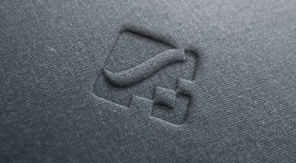 موکاپ لوگو درج شده داخل پارچه نخی