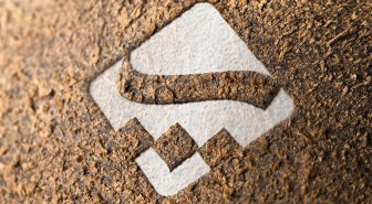 موکاپ لوگو برجسته روی براده چوب