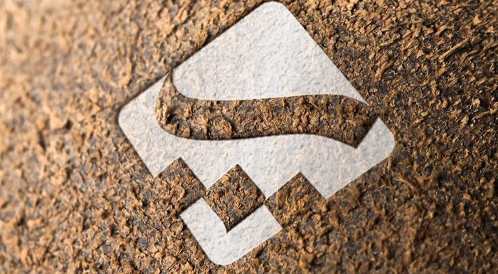 موکاپ لوگو برجسته روی براده چوب