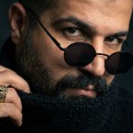 دانلود پرامپت جادویی پرتره با یقه اسکی عینک دودی و انگشتر طلایی