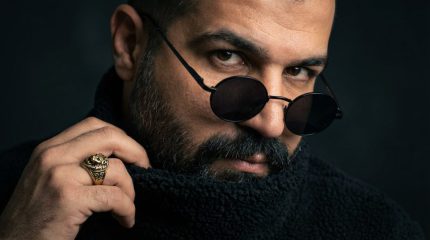 دانلود پرامپت جادویی پرتره با یقه اسکی عینک دودی و انگشتر طلایی