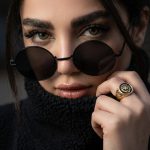 دانلود پرامپت جادویی پرتره با یقه اسکی عینک دودی و انگشتر طلایی