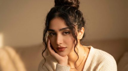 دانلود پرامپت خلق پرتره دخترانه با نور طبیعی و گرم