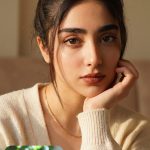 دانلود پرامپت خلق پرتره دخترانه با نور طبیعی و گرم