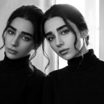 دانلود پرامپت ساخت پرتره سیاه‌وسفید هنری با انعکاس در آینه