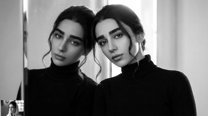 دانلود پرامپت ساخت پرتره سیاه‌وسفید هنری با انعکاس در آینه