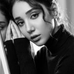 دانلود پرامپت ساخت پرتره سیاه‌وسفید هنری با انعکاس در آینه