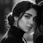 دانلود پرامپت ساخت پرتره سیاه‌وسفید هنری با انعکاس در آینه