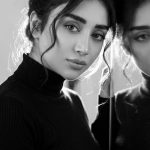 دانلود پرامپت ساخت پرتره سیاه‌وسفید هنری با انعکاس در آینه