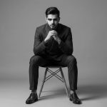 دانلود پرامپت پرتره سیاه و سفید نشسته روی صندلی استودیویی