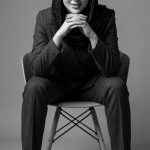 دانلود پرامپت پرتره سیاه و سفید نشسته روی صندلی استودیویی