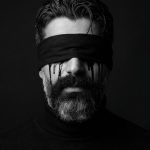 دانلود پرامپت ساخت چهره های غمگین و سینمایی با پارچه روی چشم