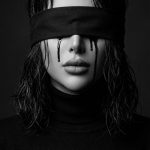 دانلود پرامپت ساخت چهره های غمگین و سینمایی با پارچه روی چشم