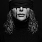 دانلود پرامپت ساخت چهره های غمگین و سینمایی با پارچه روی چشم