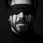 دانلود پرامپت ساخت چهره های غمگین و سینمایی با پارچه روی چشم