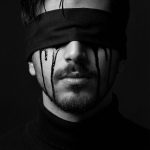 دانلود پرامپت ساخت چهره های غمگین و سینمایی با پارچه روی چشم