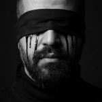 دانلود پرامپت ساخت چهره های غمگین و سینمایی با پارچه روی چشم